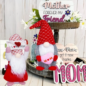 Mother's Day gnome dolls set with wooden signs on a tiered tray for home decoration