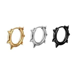 Detailansicht der Punk-Nieten-Ohrringe in Gold, Silber und Schwarz aus Edelstahl