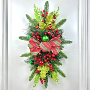 Guirlande d'escalier de Noël avec aiguilles de pin, baies rouges et nœud écossais
