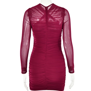 Détail d'une robe bordeaux en tulle à manches longues avec fronces et zip invisible au dos