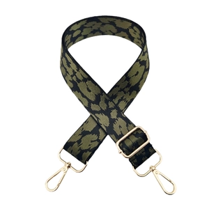 Detalle de correa de bolso de leopardo verde militar con hebillas de oro pulido