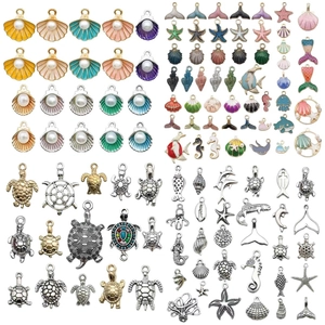 Detailansicht verschiedener Emaille-Seestern- und Muschel-Anhänger für DIY-Schmuck