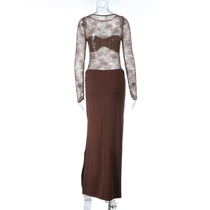 Détails du dos d'une robe marron à manches longues avec dentelle florale et coupe ajustée
