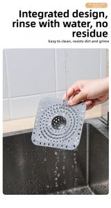 Dettaglio del filtro per lavello in silicone grigio sciacquato sotto l'acqua corrente