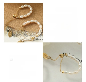 Détail d'une bague réglable en titane plaqué or 18 carats avec perle et cordon ajustable