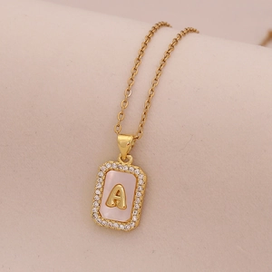 Détail du collier pendentif lettre A en or 18K avec nacre et cristaux étincelants