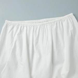 Détail de la taille élastique à plis sur le short en coton blanc pour femmes