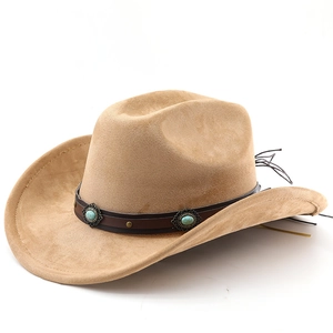 Détail d'un chapeau de cowboy avec texture suédée et bandeau en cuir à pierres turquoise