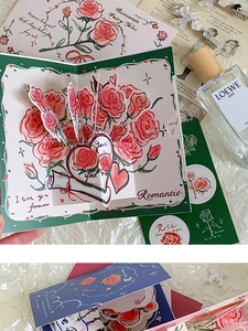 Détail d'une carte de vœux 3D pop-up avec bouquet de roses rouges et texte romantique
