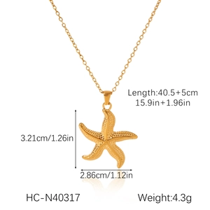 Détail du collier pendentif étoile de mer avec dimensions et texture métal doré