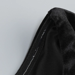 Vue détaillée des coutures en velours noir avec bandes de silicone antidérapantes transparentes