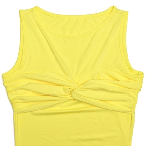 Détail de la robe sans manches jaune avec nœud torsadé et design plissé sur la poitrine