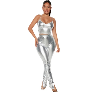 Futuristisches silbernes Metallic-Set mit Camisole-Crop-Top und ausgestellter Hose
