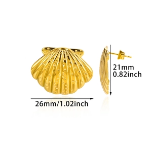 Detailed view of gold scallop stud earrings featuring 18K textured wave patterns and dimensions
