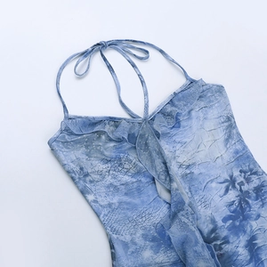 Détail du lien de cou licou et des volants sur la robe imprimée bleue artistique