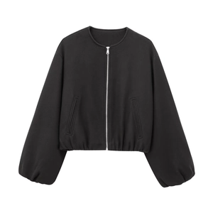 Détail d'un blouson bomber noir montrant le col rond et la fermeture éclair en argent
