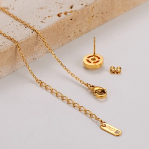Dettaglio macro del set di gioielli placcati oro 18K con chiusura a moschettone