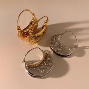 Chic geometric hammered stainless steel hoop earrings in gold and silver finish