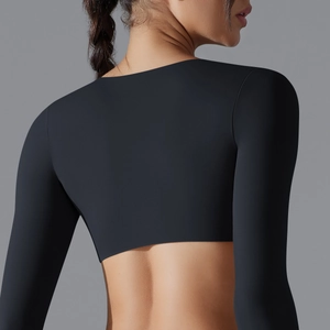 Vista posteriore del crop top sportivo nero a maniche lunghe in tessuto elastico
