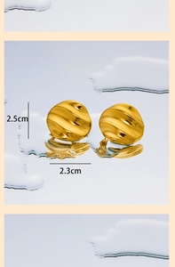 Detail view of 18K gold plated wavy hoop earrings with 2.5cm height measurements