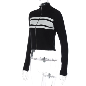 Détail du cardigan noir ajusté avec rayures blanches et fermeture éclair en métal