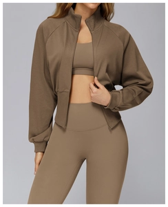 Detail eines dunkelbraunen Sport-Sets mit hoch taillierter Leggings und Zip-Up Jacke