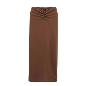 Jupe midi marron élégante à taille haute froncée avec coupe ajustée sur fond blanc