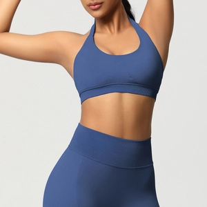 Détail de l'ourlet côtelé et de la taille sur le soutien-gorge de sport et legging bleu