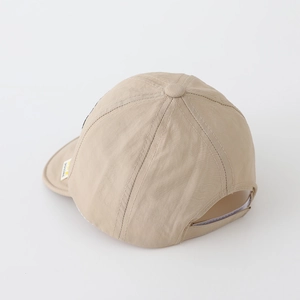 Détail du tissu à séchage rapide et de la sangle velcro réglable de la casquette