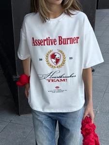 Κοντινό πλάνο λευκού βαμβακερού T-shirt με κόκκινο γραφικό σχέδιο σε street style