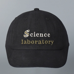 Κοντινό πλάνο κεντήματος Science Laboratory σε μαύρο βαμβακερό καπέλο