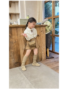 Close-up of children's tweed crossbody bag with chain strap and Korean vintage style