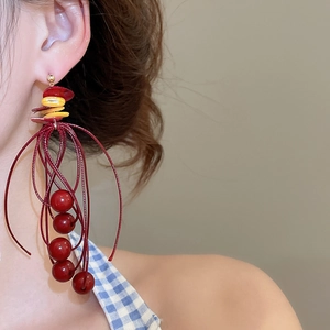 Details von böhmischen roten Quastenohrringen mit Perlen für den Strandlook