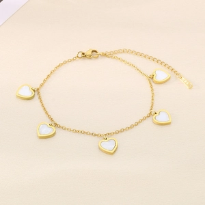 Dettaglio della catena placcata oro 18K con inserto in conchiglia a cuore e marchio S925