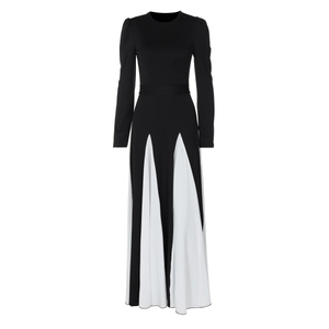 Détail de la jupe plissée bicolore et du col rond d'une robe longue noire et blanche