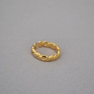 Detailansicht eines gedrehten vergoldeten Rings mit verstellbarem offenem Design