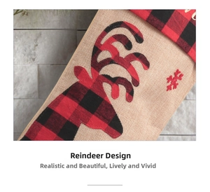 Détail d'une chaussette de Noël en toile avec motif élan à carreaux rouges et broderie