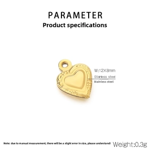 Dettaglio del ciondolo a cuore dorato 12x8mm con incisioni a volute e centro liscio