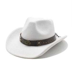 Détail d'un chapeau de cowboy blanc avec clous floraux en bronze sur bande en cuir marron