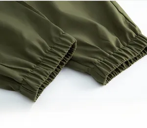 Detalle de los puños elásticos acanalados del pantalón cargo en color verde oliva