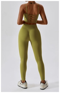 Ensemble de yoga vert olive côtelé avec brassière croisée et legging taille haute