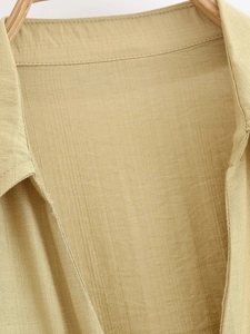 Gros plan détaillé du col d'une chemise en lin et coton kaki avec texture du tissu