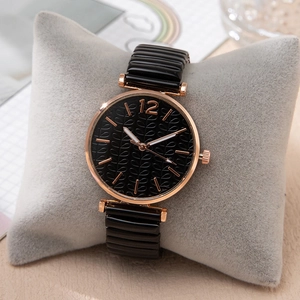 Elegante orologio da donna al quarzo con quadrante nero e cassa oro rosa su cuscino