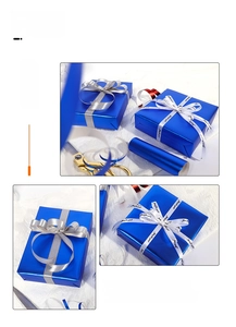 Macro-detail van luxe matblauw inpakpapier met metallic afwerking op geschenkdozen.