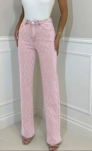 Détail du pantalon rose Y2K avec motifs de losanges en strass et texture denim