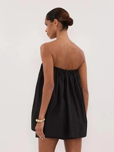 Ensemble deux pièces noir avec haut bandeau sans bretelles et short à détails plissés