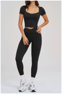 Detail eines schwarzen Yoga-Sets mit U-Ausschnitt Crop-Top und V-Taille Leggings