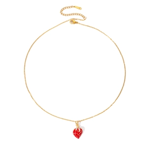 Détail d'une chaîne dorée avec pendentif fraise rouge montrant le fermoir et la texture