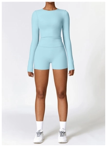 Vue de face de l'ensemble de sport bleu clair avec haut à manches longues et short