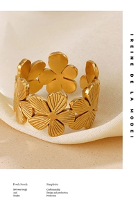 Détail d'une bague large plaquée or 18 carats avec motif floral gravé sur soie